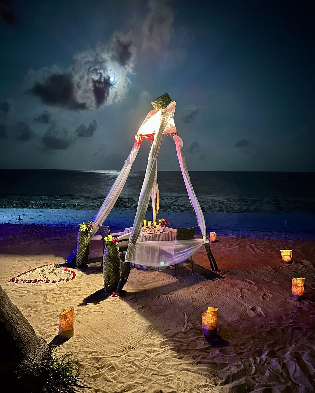 Dinner for two, with your feet in the sand
🕯️ 🌊 🍷 🌙 🤍
Candlelight, the sound of the waves and a menu made to be remembered. Some evenings deserve the ocean.

Plan your evening. Link In Bio

#karafuubeachresort #zanzibar #romanticdinner #beachdinner #couplesgetaway #zanzibarnights